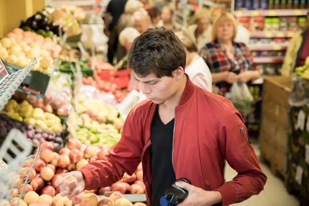 «Maxima Latvija»: Vīrieši arvien vairāk savos pirkumos iekļauj svaigus augļus, dārzeņus, ūdeni un dažādus gaļas produktus