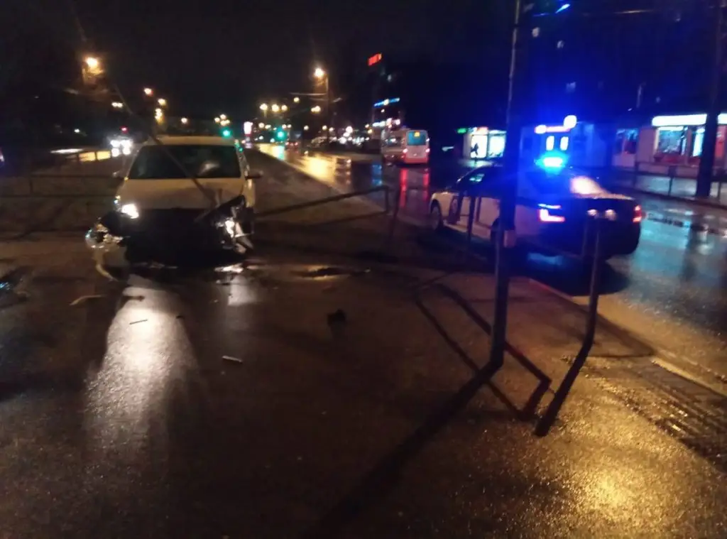 ДТП в Плявниеках: автомобиль снес ограждение (ВИДЕО)