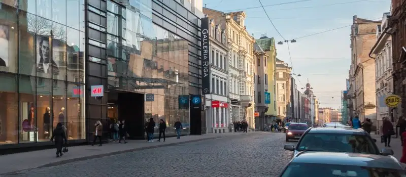 ЧП в Galleria Riga: с пятого этажа торгового центра упал человек