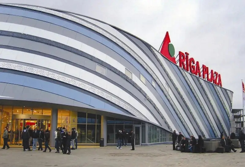 Эвакуация посетителей рижского торгового центра Riga Plaza: подробности