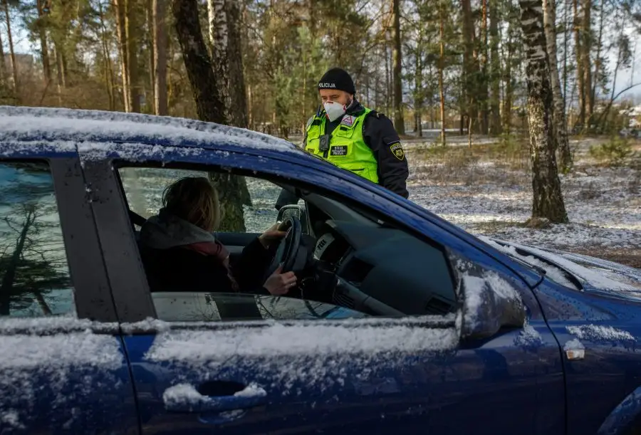 Рижанин в шоке: латвийцы приезжают сдавать тест на коронавирус на арендованных авто