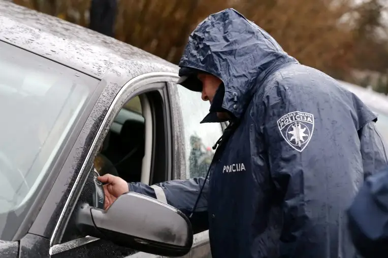 Prokuratūra piemēro sabiedrisko darbu pensionārei par kukuļa piedāvāšanu policijai