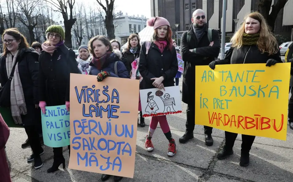 Sieviešu solidaritātes gājiens pulcē aptuveni 250 (foto)