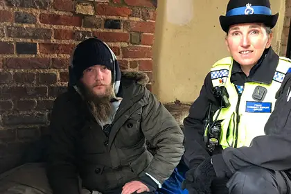 Бездомный поймал в спальный мешок выброшенного из окна горящего дома ребенка