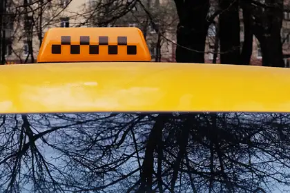 Она стерпела грязь и грубость, но только не русскую музыку: скандал в такси