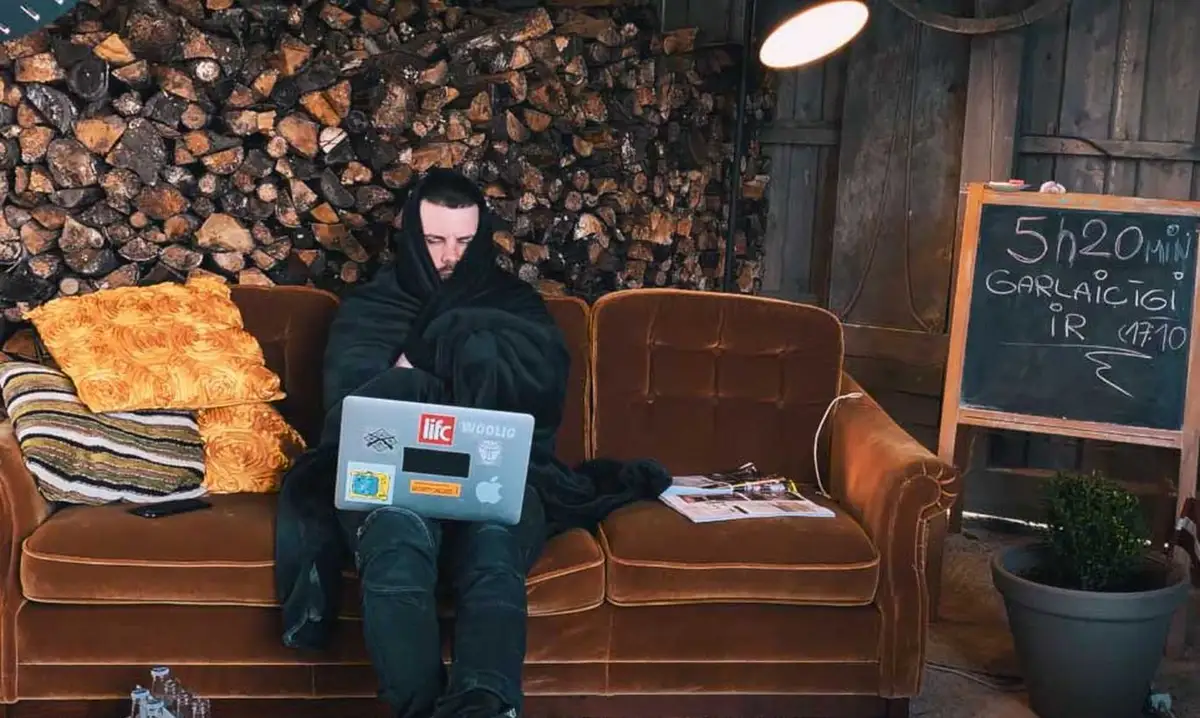 «Мне покушать принесли, я покушал, потом еще посидел. Развлекся. Так и снял»: Интар Бусулис о клипе во время «короны» (видео)