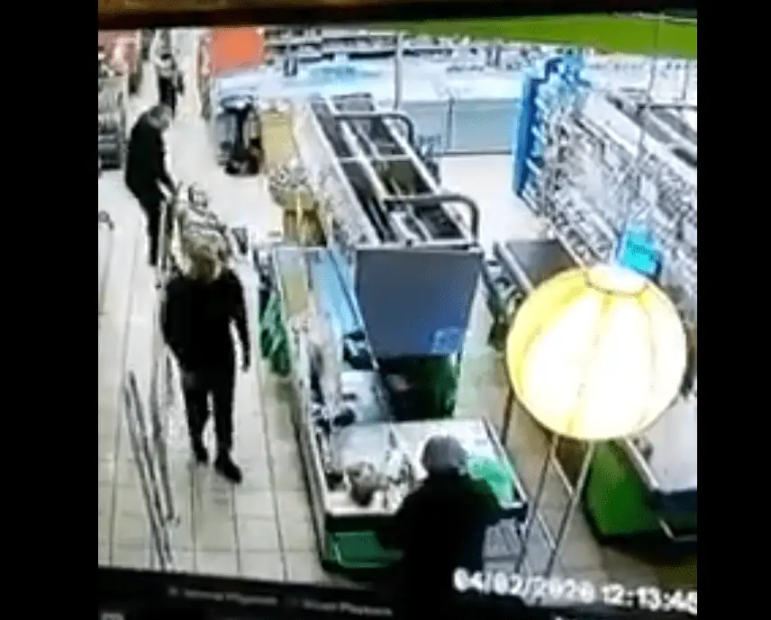 Не соблюла дистанцию 2 метра: в Озолниеки мужчина сбил с ног пенсионерку в магазине (видео)