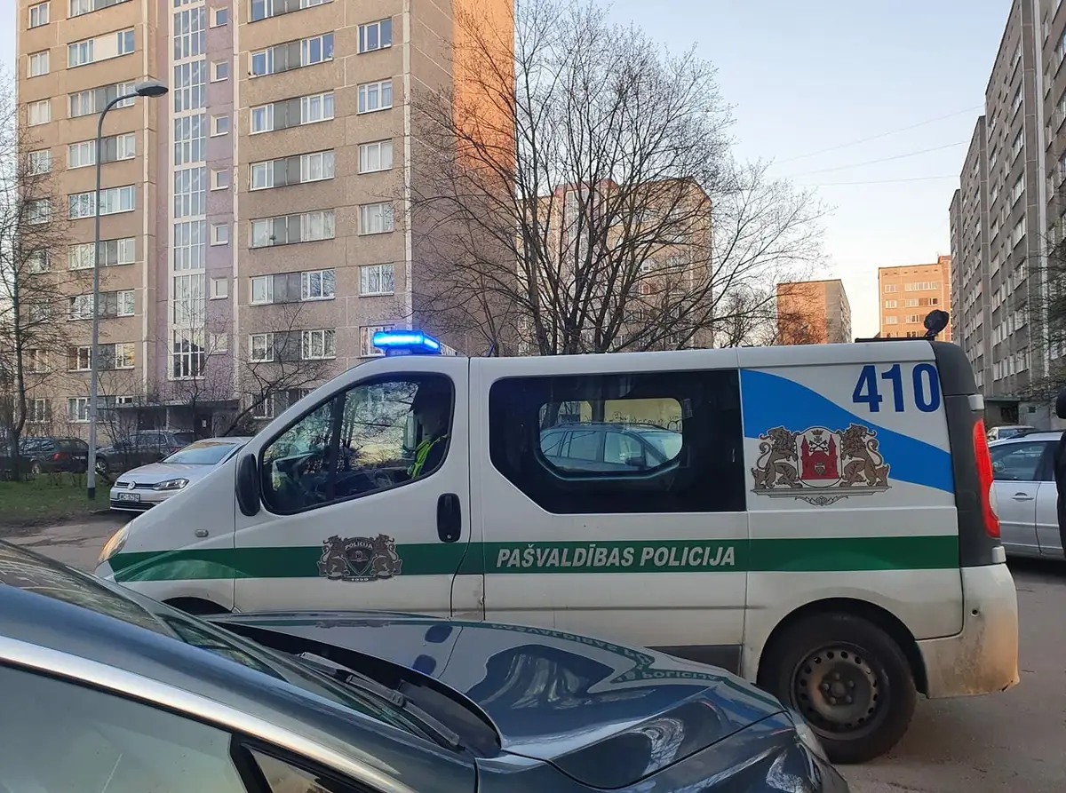 Вышли покурить у подъезда: штраф 100 евро с каждого. «Хочу, чтобы моя бабушка жила», — усмехнулся полицейский