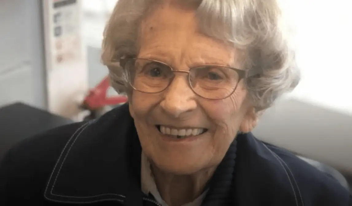 Перенесла Covid-19 и поправилась: в Великобритании 106-летнюю пациентку выписали из больницы