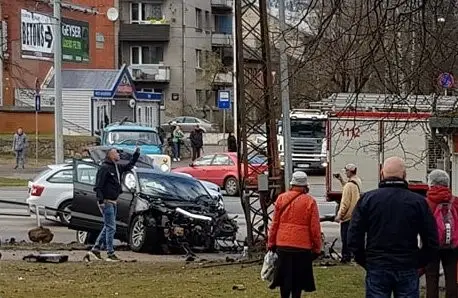 Жуткое ДТП на Югле: машина вылетела на тротуар, погибла женщина (видео)