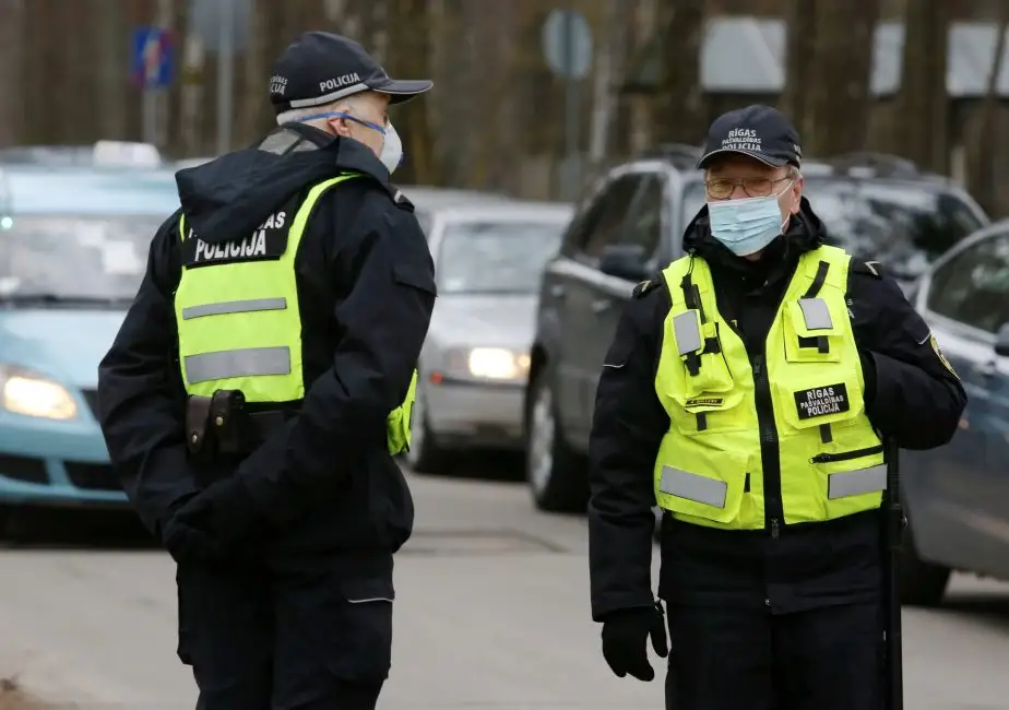 Policija atkārtoti piemērojusi 2000 eiro sodu Covid-19 slimniekam par pašizolācijas neievērošanu