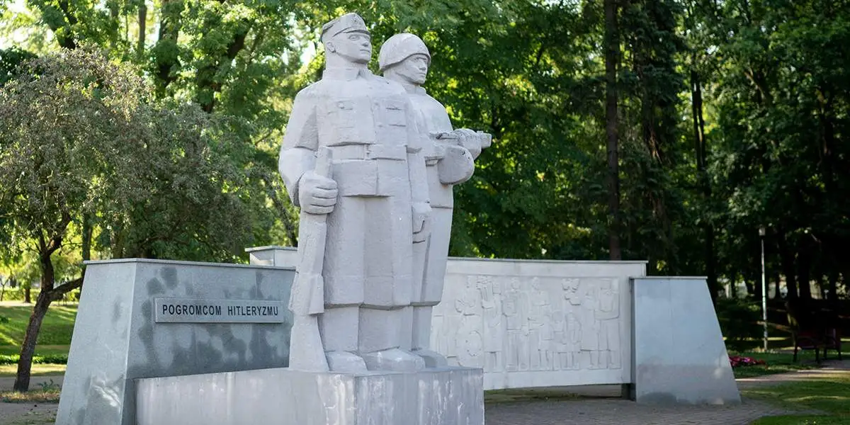 Поляки Велюни спасли памятник советско-польскому боевому братству от уничтожения