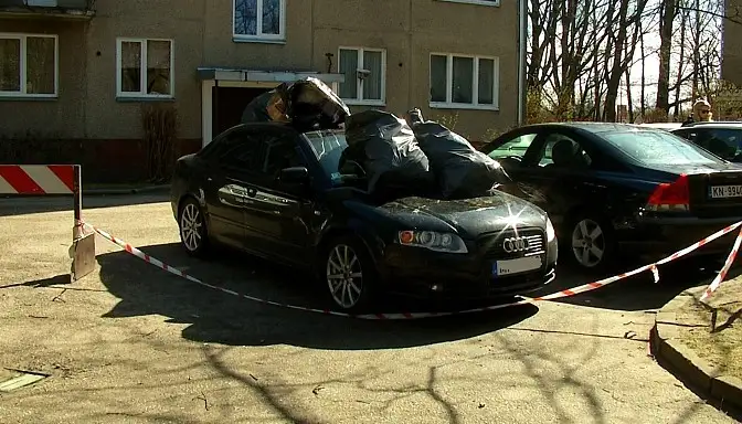 Вся машина завалена мусором: на Югле отомстили за парковку