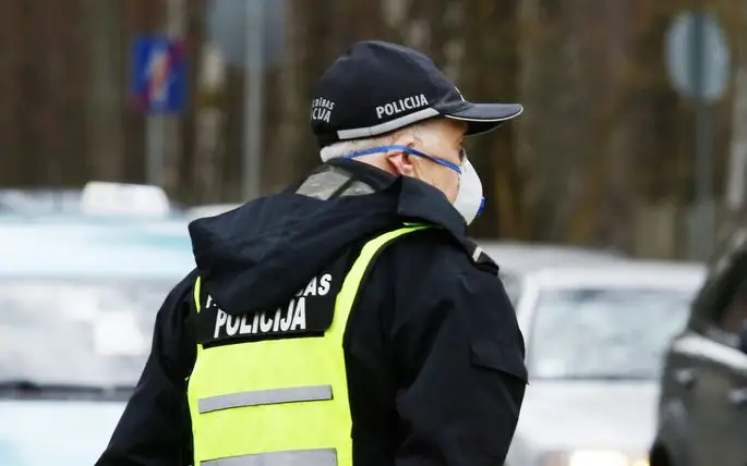 Policija meklē vīrieti par draudēšanu Ukrainas pilsonei