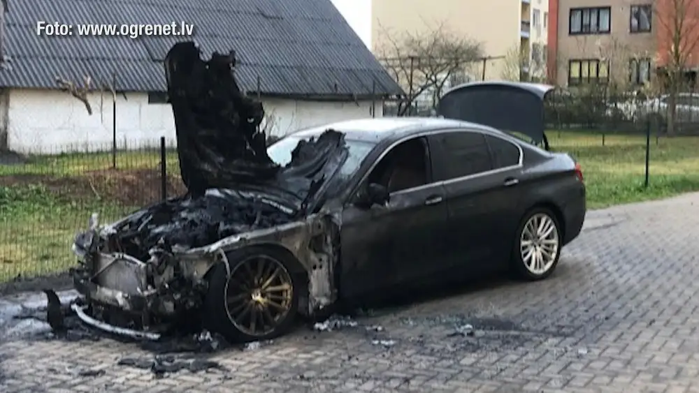Это была месть? В Икшкиле неизвестные подожгли BMW местного полицейского