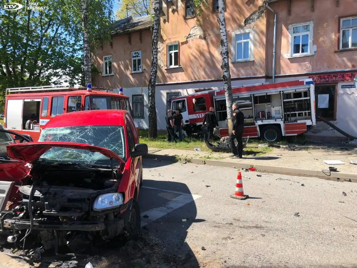 Горели холодильник, пол и стена: пожарная машина, ехавшая на вызов, врезалась в стену дома (видео)