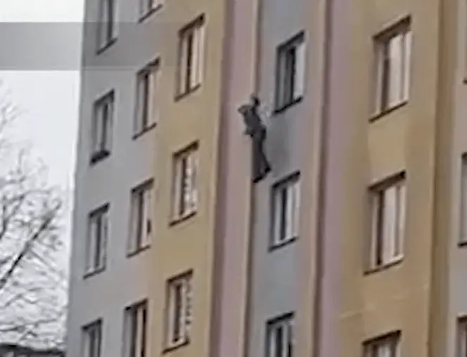 «Слава Богу, успели — на этот раз она бы не выжила!» Спасатели в Риге остановили самоубийцу