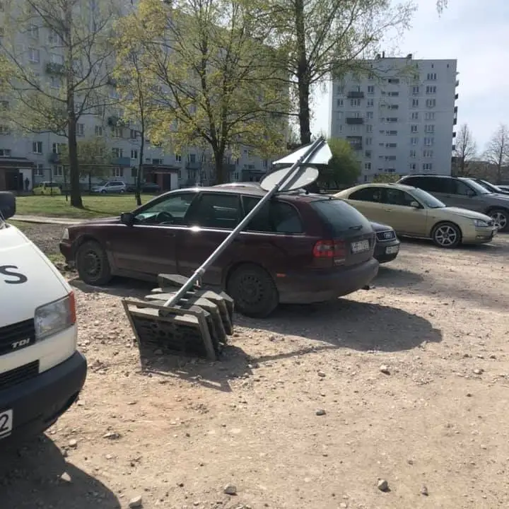 Вот уж точно — не повезло: в Елгаве из-за сильного ветра на автомобиль упал дорожный знак