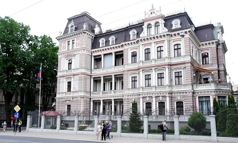 Krievijas vēstniecība sola nekavējošus atbildes soļus saistībā ar tās diplomātu izraidīšanu no Latvijas