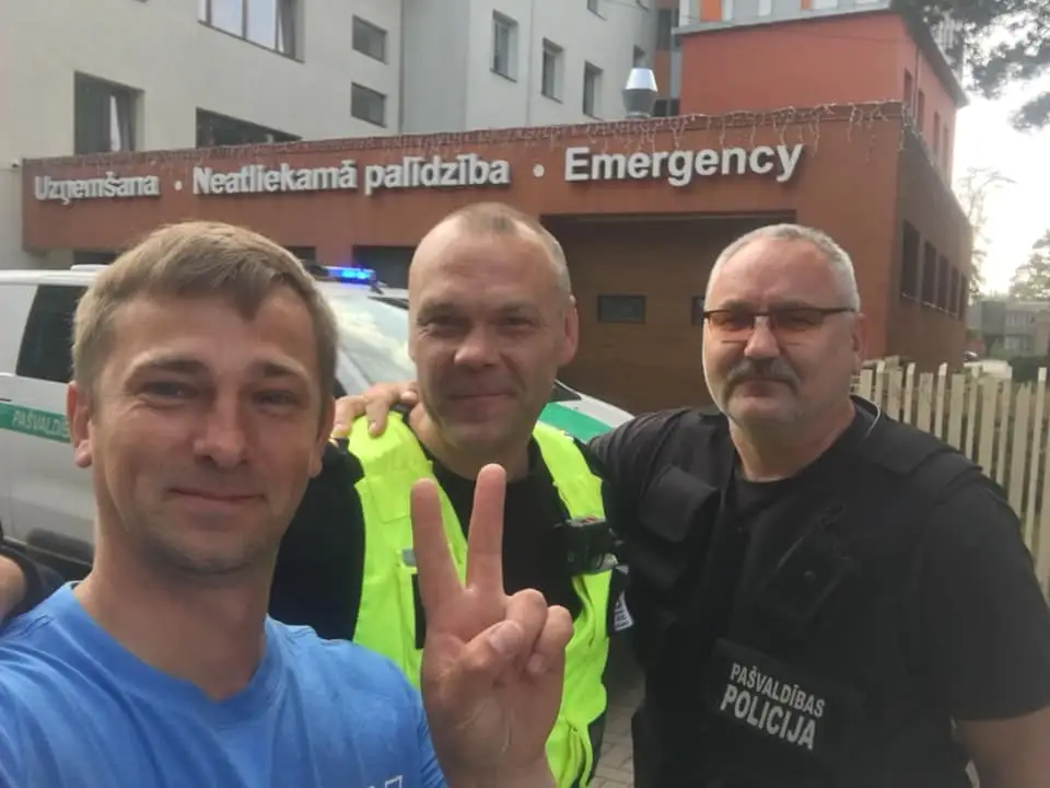 «Спасибо, мужики!» Полиция Юрмалы помогла роженице по пробкам добраться до роддома