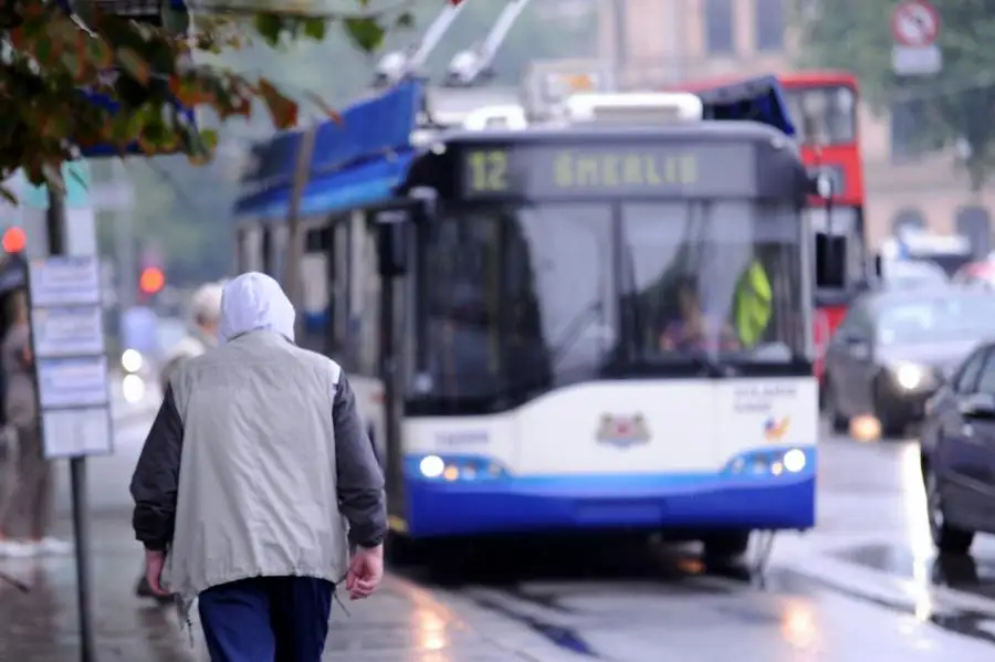 Plāno pastiprināt kontroles pasažieru pārvadājumu ar vieglo automobili jomā