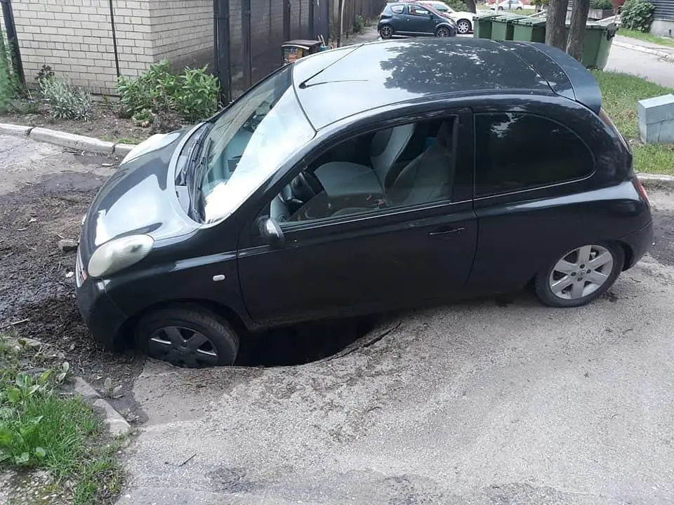 Очередной провал, очередная машина оказалась в яме в асфальте. Теперь в районе т/ц Spice