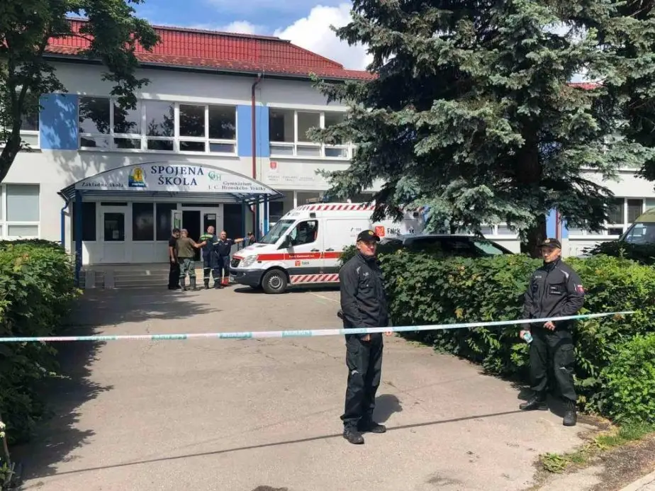 Неизвестный устроил стрельбу и поножовщину в словацкой школе: ранены дети и учителя, есть погибший