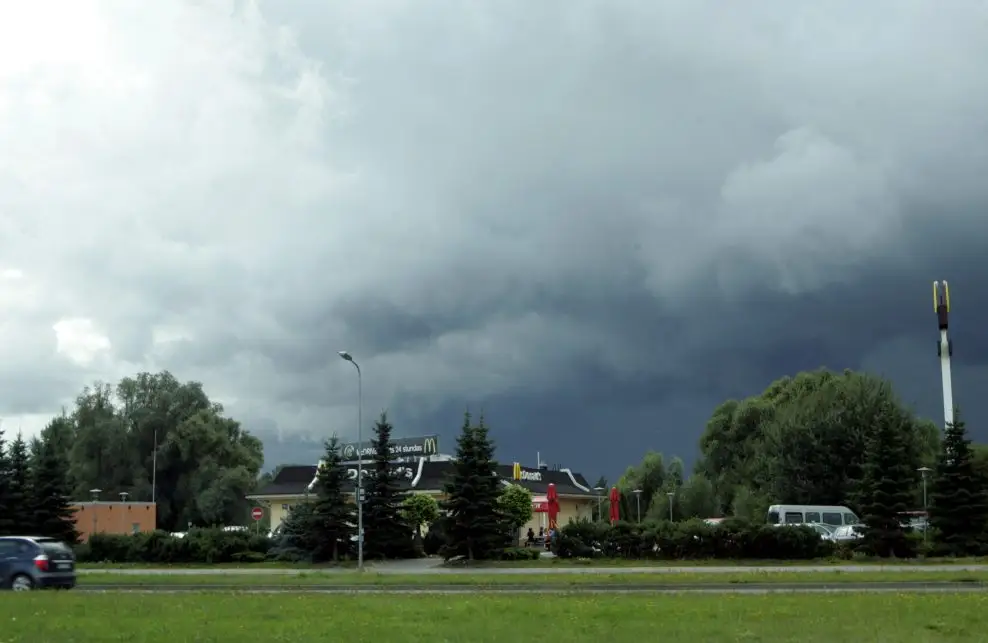 Piektdien pērkona negaiss gaidāms arī Rīgas reģionā