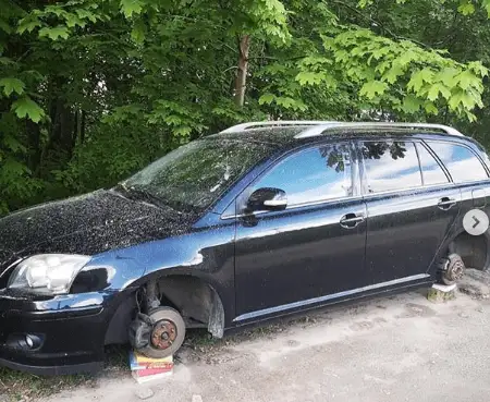 Какие нынче образованные и начитанные воры пошли: вместо колес оставили машину на книгах
