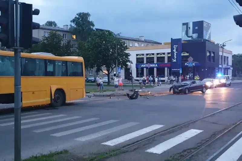 Рейсовый автобус загорелся: легковушка устроила мощное ДТП в Даугавпилсе