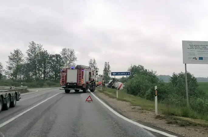 Крупное ДТП на Лиепайском шоссе: перевернулся бетоновоз