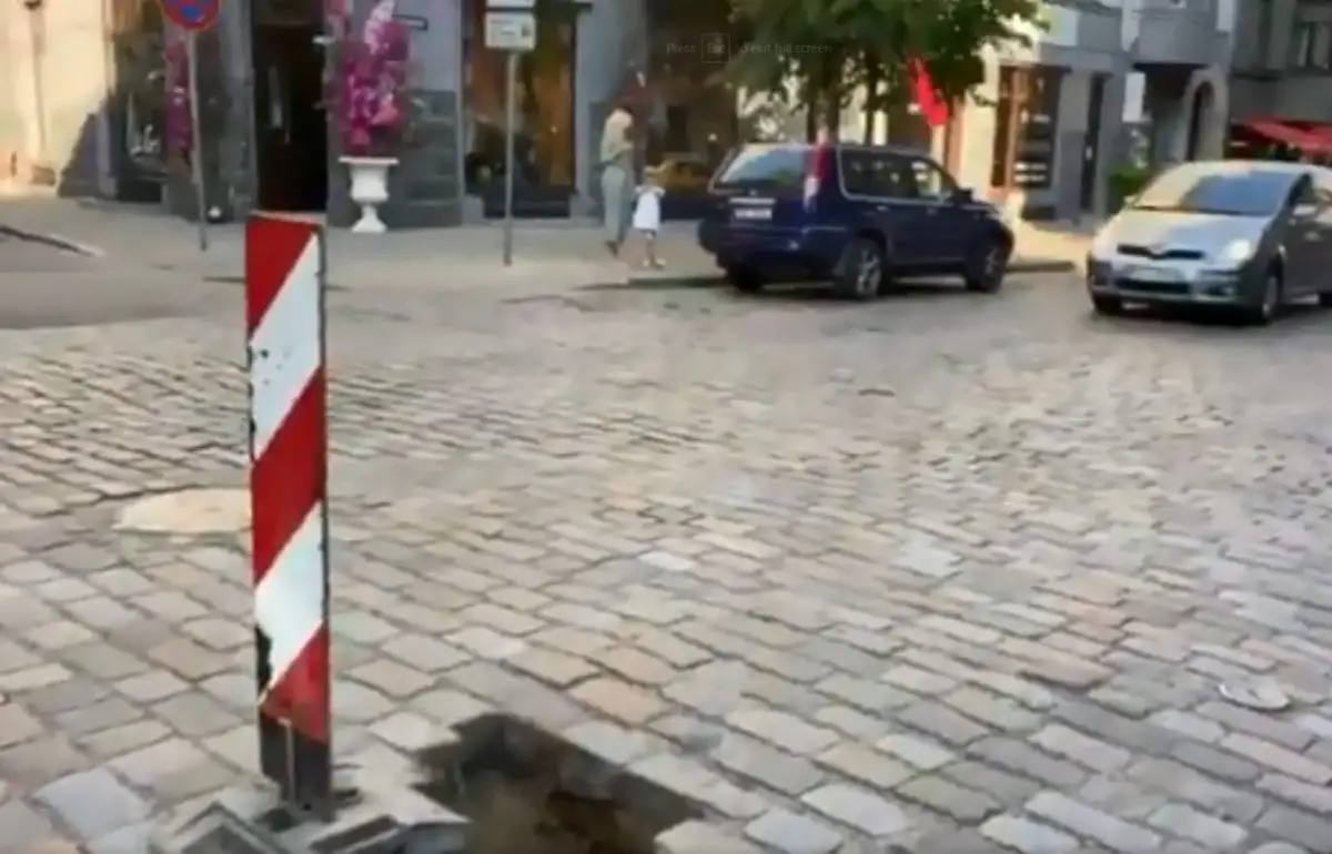 Опять провалилась брусчастка: и снова на Гертрудес