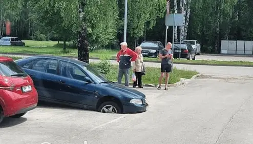 Дрожь земли: выяснились причины провала авто на ровном месте в Риге