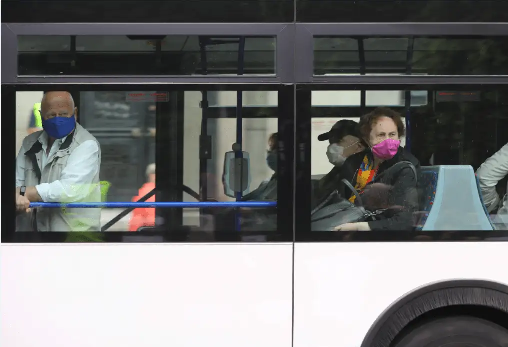 No trešdienas sejas aizsargmaskas sabiedriskajā transportā nebūs obligātas