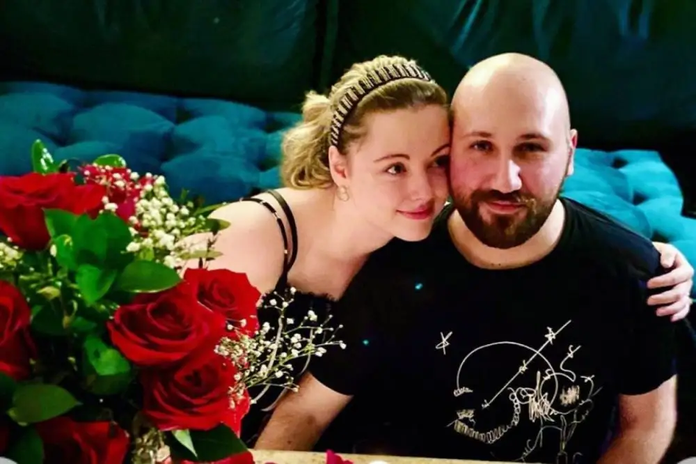 Разговаривали на английском: вернувшаяся в Ригу внучка Паулса отправилась с внуком миллионера Круминьша в театр