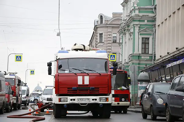 В Петербурге сгорел рефрижератор с телами умерших от коронавируса