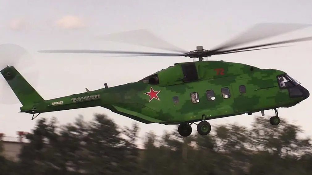 В Подмосковье военный вертолет совершил экстренную посадку на трассу