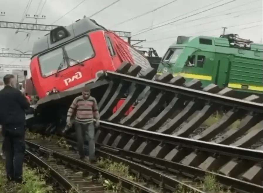 В Петербурге столкнулись два поезда