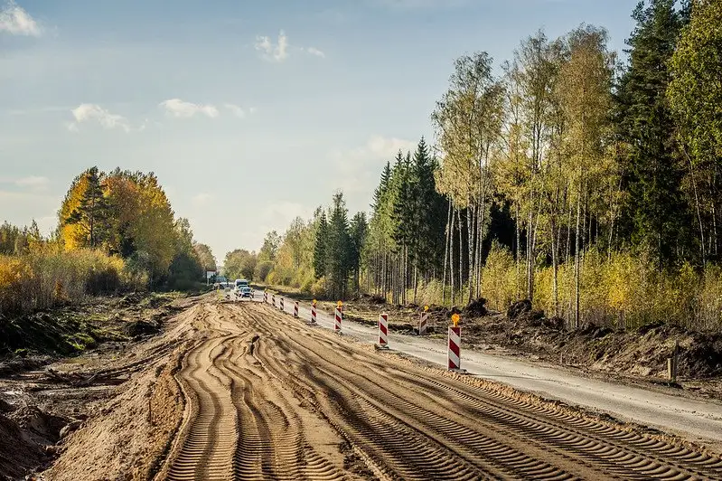 Būvdarbi turpinās 54 valsts ceļu posmos