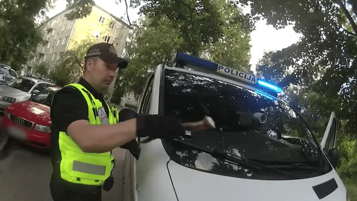 «У меня много врагов»: полиция в Риге задержала мужчину с рогом в руке