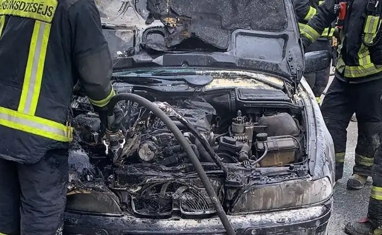 Как факел: в Старой Риге сгорел автомобиль BMW