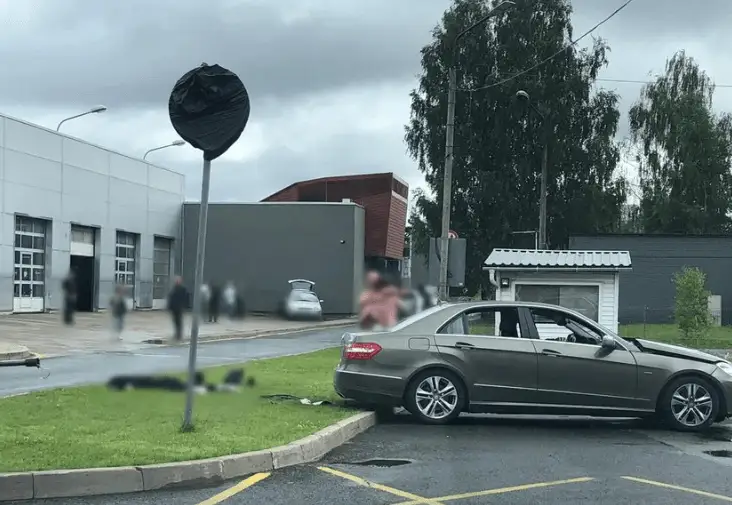 Жуть: на станции техосмотра CSDD в Риге водитель Mercedes Benz насмерть сбил ребенка