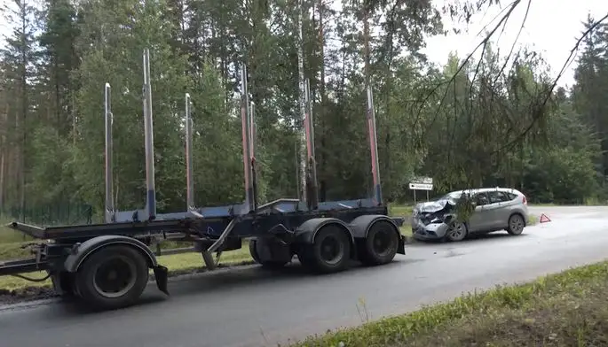 Тяжелое ДТП под Огре: пострадала беременная женщина и двое детей