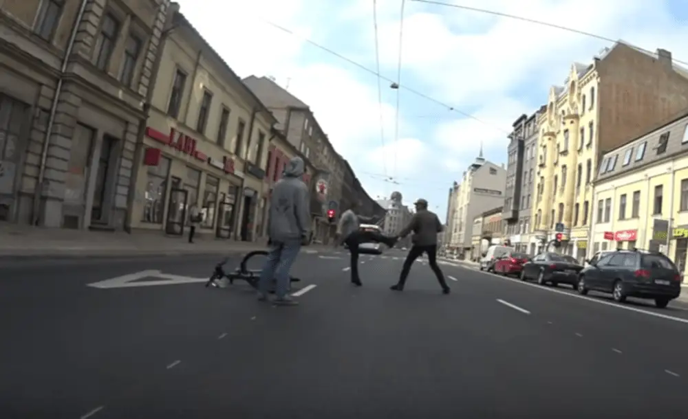 Как велосипедист и автоводитель в центре Риги полосу делили (ВИДЕО)
