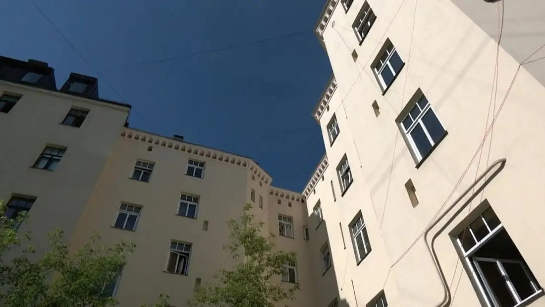 Как в пещерах: с Лиго жильцы целого дома в Риге живут без электричества. Ни помыться, ни приготовить, ни мобильный зарядить