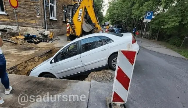 Это провал: на сей раз водителя. Очередная машина в рижской яме