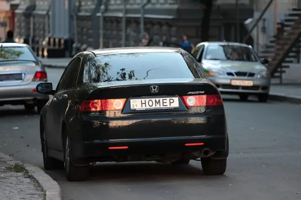 Что это? В Латвии эпидемия кражи номерных знаков? — Полиция недоумевает