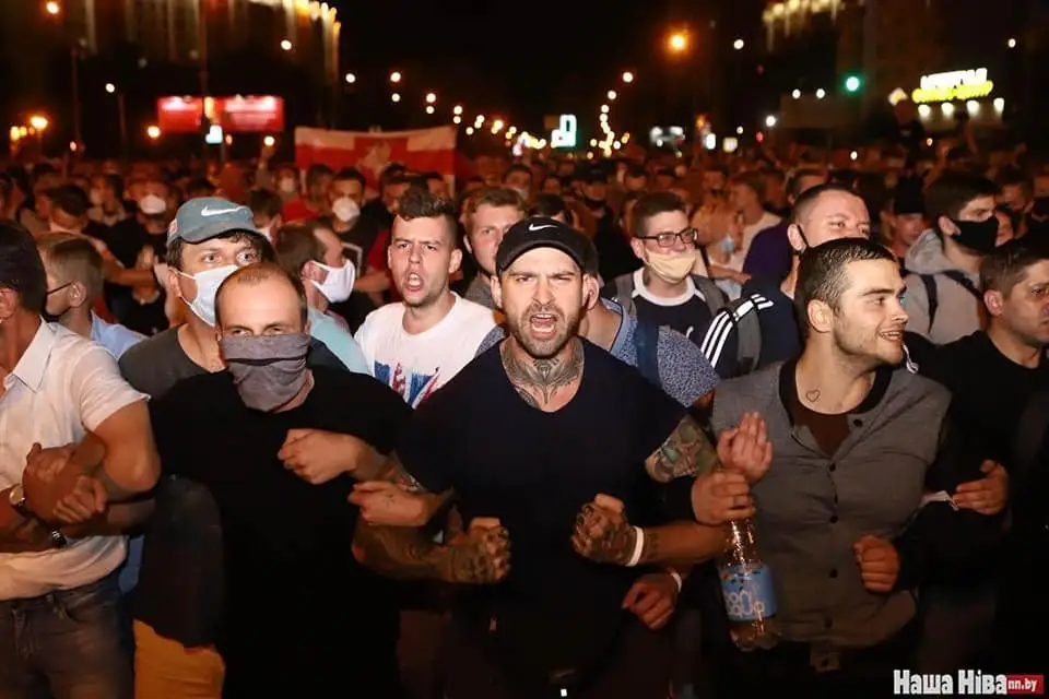 Ночь после выборов: как Минск протестовал против объявленных итогов голосования (ВИДЕО)