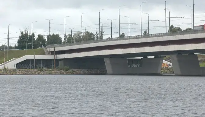 Трагический прыжок: спрыгнув с Островного моста в Риге погиб мужчина