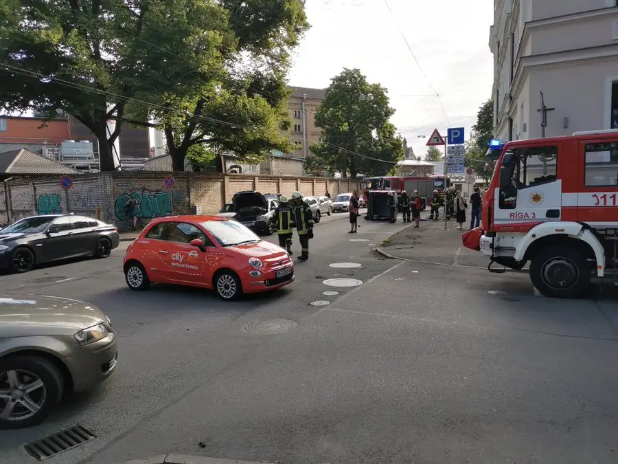 Четыре автомобиля столкнулись в центре Риги: на Аристида Бриана пробки